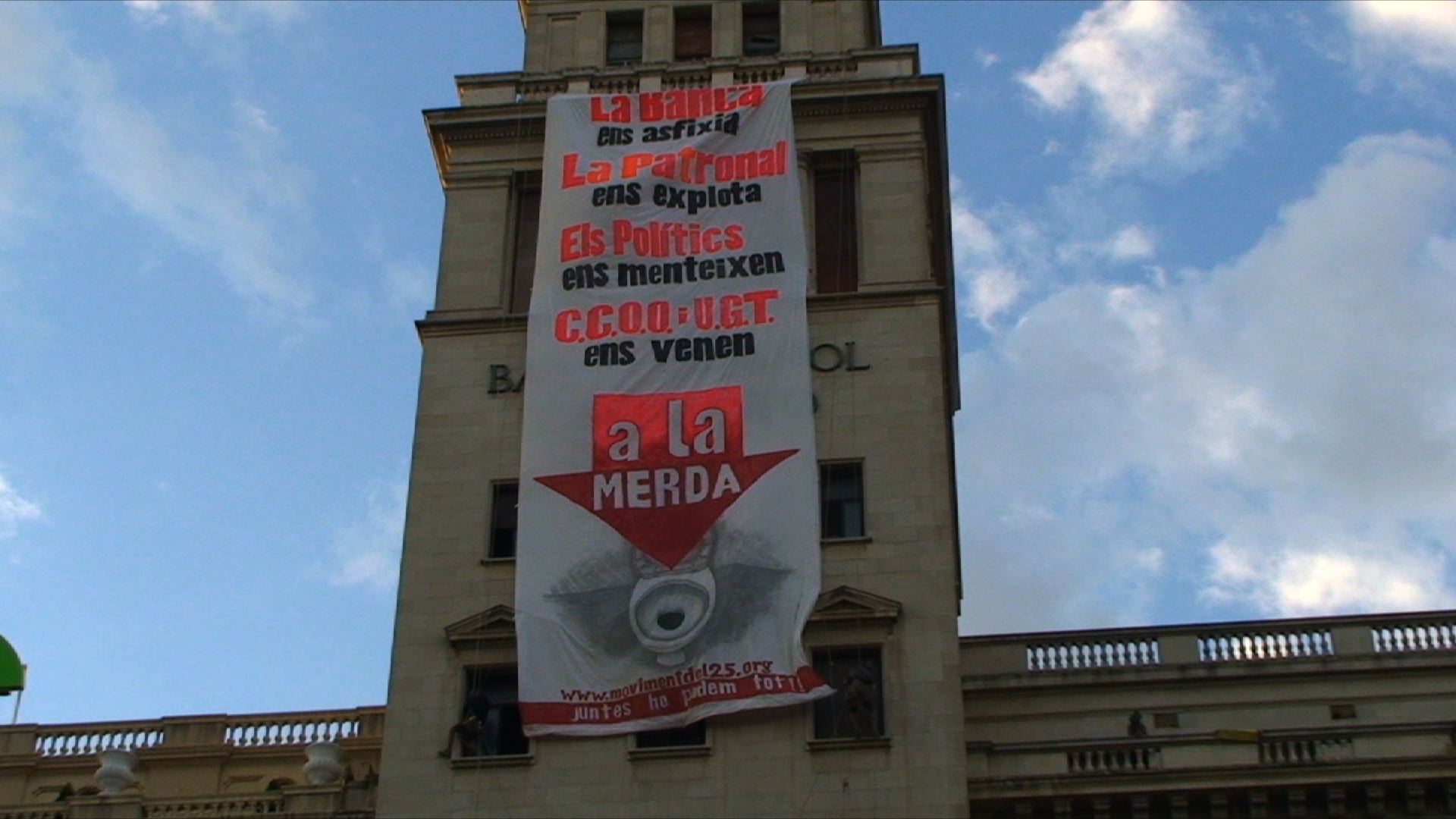 El dia 25 de setembre de 2010 a les 18h de la tarda començava a moure·s la Manifestació convocada per totes i tots les que estem fartes, les que aquesta última gota ha fet vessar el got. Aquesta manifestació s·ha dirigit de plaça Universitat de Barcelona fins a la plaça Catalunya i allà s·ha okupat el Banc de Crèdit Espanyol que restava abandonat. Aquest vídeo és la mostra d·alguns moment d·aquesta manifestació-okupació i pretén estendre i difondre la lluita que s·està duent aquí a Barcelona i que és la mateixa d·altres mil indrets arreu de l·Estat i del món.