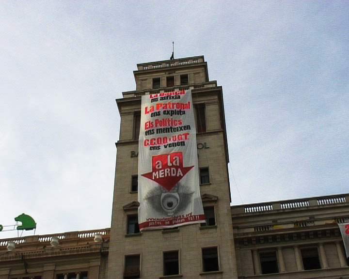 El grup Moviment del 25 ocupa des de dissabte la seu del Banc Espanyol de Crèdit (Banesto) de la plaça de Catalunya de Barcelona i promou una alternativa a la vaga del 29 de setembre.