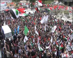 Durant el mes de maig de 2010 una flota internacional de vaixells amb 10 mil tones d'ajuda humanitària i prop de 750 persones a bord va intentar trencar el bloqueig que pateix la Franja de Gaza. El resultat va ser un atac cruel i indiscriminat dut a terme per l'exèrcit d'Israel que va provocar 9 morts, més de 50 ferits i la consternació internacional. En aquest reportatge es poden veure els dies previs a l'atac i el mateix atac a la Flotilla de la Llibertat.<br/><br/>Des de l'estat espanyol ja s'està treballant en noliejar nous vaixells que formessin part d'una nova Flotilla internacional que pretén tornar a intentar trencar el bloqueig la primavera 2011.<br/><br/>Més informació de la iniciativa: <a href=http://www.rumboagaza.org target=_blank>Rumbo a Gaza</a><br/>