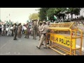 Janadesh és la campanya de lluita no violenta més important des dels temps de Gandhi. Durant 30 dies, 25.000 homes i dones provinents dels sectors més desafavorits de l'Índia recorren a peu els 350 km d'autopista que separen la ciutat de Gwalior de la seu del Parlament, a Delhi. L'objectiu: iniciar una vaga de fam massiva per exigir una redistribució justa de les terres.
<br/>
<br/>Aquests guerrers sense armes pensen que el sacrifici, la disciplina i el sofriment personals són millors eines que els fusells per produir un canvi social. Saben que exposar-se a la violència de l'oponent sense tornar-s'hi comporta grans perills, però que la seva acció té més valor que tones de prèdica.
<br/>
<br/>Davant del coratge mostrat pels caminants, el govern indi, preocupat per mostrar el país com a potència econòmica emergent i epicentre global de la mística, es veurà obligat a respondre...
<br/>
<br/>+ info a <a href=http://www.quepo.org target=_blank>Quepo</a><br/>