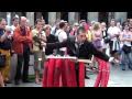 Cinc gurus contemporanis han escollit la música per a fer arribar elseu missatge al món. Ritmes orientals, sonoritat electrònica,instruments originals, el riure, la meditació i la improvisació esconjuguen en un irrepetible ritual col·lectiu. Cinc minuts de resum de la deambulació còmic-musical de carrer / Sense text / 50 min.