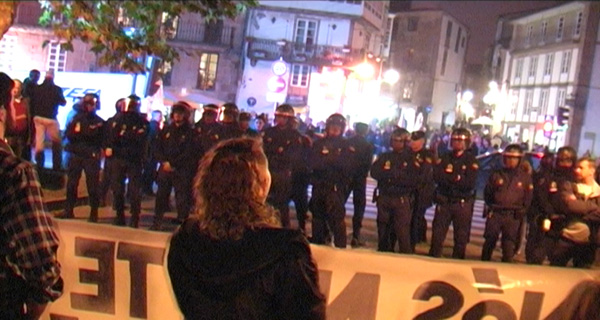 Centenars de persones es van trobar a l·Albereda de Compostel·la convocades a una manifestació contra la visita del Papa Benet XVI a la capital gallega. La marxa es va veure obstaculitzada per nombrosos dispositius de la policia espanyola, que desplegaren un fot dispositiu. La concentració es va fer des de les 20.30 fins a les 21:30 aproximadament entre consignes com ·Visita papal, estado policial·, ·As cruzes vam com as porras· o ·Ratzinger nom te esperamos·. El manifest va ser llegit per un membre de Creients Gallecs i va ser rebut amb grans aplaudiments. Quan concentració va ser començar a dissoldre·s, amb molts grups de persones que sortien de l·Albereda, només tenien un corredor pel que deixaven sortir la gent i allí fou on començà la càrrega que feu fugir la gent. Encara no es coneix el nombre de ferits. Prop de la plaça de Galícia, en un carreró sense sortida, tres agents de policia es dirigiren a un periodista de Galícia Contra-, dient-li que ·estava advertit,· per a la pròxima, i li va pegar a les cames i a la càmera de vídeo. En aquell moment un company d·un altre mitjà de comunicació es van afanyar a ajudar-lo, i el van amenaçar també.