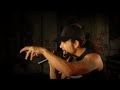 Perquè el millor homenatge és continuar la lluita.Perquè no hem oblidat el que va passar.I perquè aquí no es rendeix ningú, presentem aquest videoclip com a homenatge a la memòria de Carlos Palomino ia totes les víctimes del feixisme.Aquest tema gravat al CSO La Traba, produït per Yadrat i en el qual han col.laborat els companys de la Plataforma amb la cessió d·imatges i Mavi, la mare de Carlos Palomino, ha estat creat per a recordar els crims comesos i donar suport amb la seva difusió a l·Associació de víctimes del racisme, el feixisme i l·homofòbia, fundada per Mavi, després de l·assassinat del seu fill.La cançó ·Fuertes· es troba dins de l·àlbum VOX POPVLI, el segon disc de música benèfica d·Europa Lliure.Seguirem lluitant fins que cremi l·últim vestigi del feixisme.EU Libre
