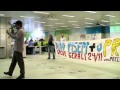 En el camí a la vaga general, i Precários Inflexíveis han envaït  el Centre de Trucades d·una institució bancària gran cridant a la mobilització dels treballadors de 24 de novembre.Si al Call Center es guanya 2,75  per hora, sabem que els guanys del banc de Ricardo Salgado van ser de l·ordre de 405 milions d·euros!Els treballadors precaris fa molt temps que coneixen l·austeritat i el xantatge de la desocupació. Aquestes mesures d·austeritat estan equivocades perquè estan en contra de les nostres vides i per no penalitzar a aquells que ens va posar en aquest forat. Per tant fem una crida a tots a participar en la vaga general, perquè només així, junts i mobilitzats, podem aturar l·austeritat i exigir als que regeixen les responsabilitats que li demana que van crear la crisi.Precari*s és el que volen. Rebels és com ens tenen!Tots i totes a la Vaga General!+ info: http://www.precariosinflexiveis.org