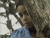 Direcció: Jordi Oriola i Folch<br/>El Salvador i Barcelona.<br/><br/>28 anys després del que va passar Francisco Mena Sandoval torna a El Salvador i visita la zona nord de Morazán on ell va comandar un operatiu de l'exèrcit contra Villa El Rosario, un municipi en mig del territori d'influència de la incipient guerrilla.<br/><br/>Allí es retroba amb els pobladors i pobladores, un capellà, guerrillers i guerilleres, i també amb un altre company de l'exèrcit. Reflexionen sobre el que va passar llavors i sobre el sentit que ha tingut el que va succeir.<br/>