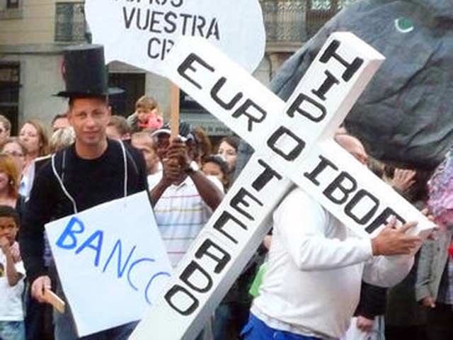 La crisi i l'impagament als bancs ha generat un nou grup social: el que té la seva vida hipotecada. A Espanya, la llei permet que les entitats bancàries puguin quedar amb la casa de qui no paga, per la meitat del seu preu i, a més, seguir reclamant tota la vida, el deute a les famílies. Això no és així en tots els països. Per exemple, als Estats Units el deute es cancel quan el banc es queda amb la propietat. Però a Espanya la legislació agreuja el drama que suposa la pèrdua del que es considera el principal bé al que tenim accés: l'habitatge. Associacions d'afectats han presentat al Congrés una proposta de modificació de la llei hipotecària.<br/>