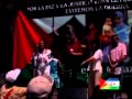 'Teneis nuestro compromiso', decia....
<br/>Alfonso Guerra diu que ell sí condemna al Marroc
<br/>La UE abordarà la crisi amb el Marroc
<br/>Rabat es desfà dels últims testimonis espanyols
<br/>2010-11-18
<br/>
<br/>La flamant responsable d'Exteriors fa cada vegada més seva la cèlebre frase de Groucho Marx: 'Aquests són els meus principis, si no li agraden, tinc altres'. La mateixa Jiménez que avui dóna suport ferri al Marroc, el 2003 exigia al PP que es compromet amb els sahrauís.
<br/>Per desgràcia de la nostra classe política, el passat sempre acaba sortint a la superfície. L'última a patir la connexió de l'hemeroteca ha estat la ministra d'Exteriors, Trinidad Jiménez, després del 'difícil dia' de l'antany activista prosaharaui Zerolo aquesta mateixa setmana.
<br/>
<br/>Amb l'actual-i no resolta-crisi del Sàhara, Jiménez no s'ha preocupat gens ni mica a amagar la seva postura de ferri suport a la teocràcia marroquina. No importen les proves de la violència desplegada a El Aaiun, ni l'assetjament a la premsa espanyola, ni els testimonis de les contínues violacions als drets humans. El més sagnant no ha estat el suport, sinó els seus intents per desentendre's: 'Espanya no té responsabilitats allà', ha repetit fins la sacietat.
<br/>
<br/>No té responsabilitats allà .... ara que governa el PSOE. El 2003, quan Aznar estava en el poder, el Sàhara era una altra eina amb la qual atiar el PP. Així ha quedat demostrat en un vídeo que data de fa 7 anys, en què s'observa perfectament a una vociferant Trinidad Jiménez - llavors candidata a l'alcaldia de Madrid-en una concentració pel poble sahrauí.
<br/>
<br/>'El partit socialista vol exigir al Govern espanyol' que 'prengui una part activa per atendre aquesta reivindicació històrica de lliure autoderminació del poble sahrauí', proclamava, triomfant, Jiménez. Després d'exigir al Govern del PP que es compromet amb els sahrauís, prosseguia: 'Aquesta reivindicació legítima del poble sahrauí que pugui donar satisfacció al dret a la lliure determinació, això és el que avui s'ha de demanar al Govern espanyol, el dret a l' lliure determinació del poble sahrauí '.
<br/>
<br/>El que ahir era 'reivindicació legítima' avui és 'sobirania territorial del Marroc'.
<br/>
<br/>Finalment, queda la promesa que Jiménez li llançava a tots els sahrauís, set anys enrere: 'Per descomptat el nostre compromís ferm el tindreu, i sobre tot el nostre suport, la nostra col.laboració i la nostra solidaritat' mentre s'alegrava feliç, en els aplaudiments : 'Aquí a Madrid teniu la vostra casa', deia. Una fermesa que ha quedat sòlidament demostrada; per a Jiménez només hi ha un requisit indispensable per donar suport als sahrauís: estar a l'oposició.
<br/>En el seu programa de Veo 7, Pedro J. Ramírez va entrevistar a la ministra d'Exteriors, Trinidad Jiménez. Sense la seva habitual somriure, que és pràcticament el seu únic aval conegut per ser al Govern, es va veure una Jiménez crispada davant les dificultat que li va suposar les repreguntes, aquest pràctica en perill d'extinció a la premsa espanyola, que posaven en evidència les seves constants contradiccions.
<br/>
<br/>Jiménez va basar la seva argumentació, la mateixa que repeteix en les últimes hores, en que Espanya 'no té cap responsabilitat' sobre el Sàhara, alhora que deia reafirmar el compromís del govern amb els sahrauís. Quan se li va plantejar si aquesta crisi podia tenir un paral.lelisme amb el que va suposar la guerra de l'Iraq per al PP, la ministra va perdre directament el sentit del ridícul i va dir que no es podia comparar perquè 'aquesta guerra (la de l'Iraq) va ser mundial i va provocar milions de morts '. Davant el riure general, va haver de rectificar i dir que eren 'milers'.
<br/>
<br/>En preguntar per què no condemnaven la repressió i les violacions dels drets humans, Trinidad Jiménez responia que havia d'esperar a tenir informació oficial del Govern del Marroc i de les organitzacions internacionals. Però el recordar Pedro J. que Human Right Watch - la mateixa organització que la ministra utilitza per negar que hi hagi presos polítics en la Veneçuela de Chávez - Jiménez ja només va apel.lar al Govern marroquí i va acabar reconeixent que l'única versió que li val al Govern és la de Mohamed VI , qüestió que havia negat minuts abans.
<br/>
<br/>Esperpèntica va ser també la seva justificació per no assistir a la manifestació del passat dissabte en solidaritat amb el poble sahrauí. En primer lloc s'escuda en que un Govern no ha d'anar a manifestacions, però al recordar-li que són molts els membres del seu Govern que l'han fet, va adduir que la manifestació era contra el Govern espanyol i no era lògic que ella fora. Davant la insistència per la seva incoherència, la ministra, de nou molt crispada, va respondre que el problema era que s'havien cremat banderes del Marroc i que ella mai aniria a una manifestació contra un país en què es cremin banderes d'aquest.<br/>