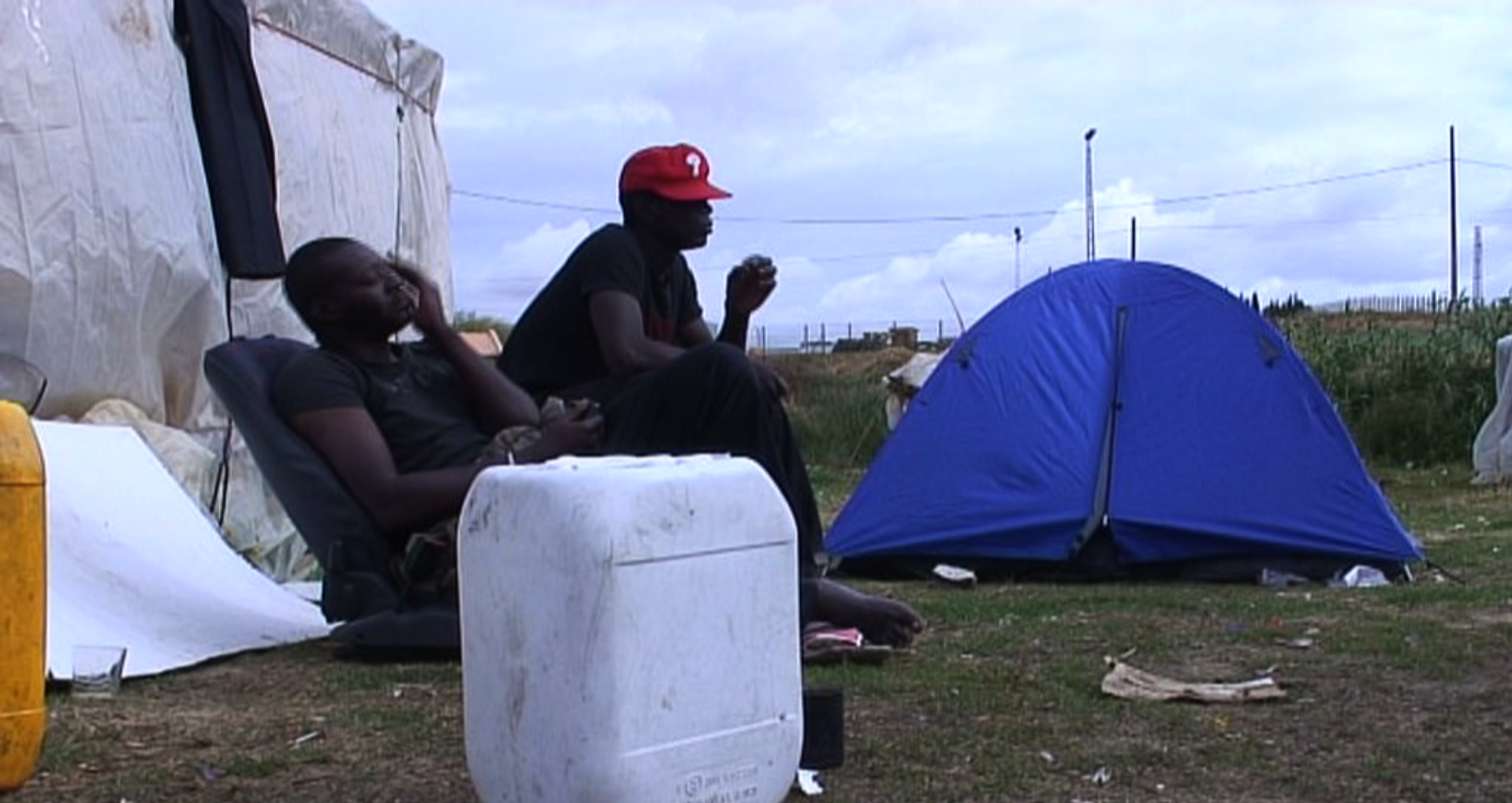 Arriba la campanya de la recollida de la maduixa a Huelva. Amb la crisi, es calcula que uns 1.500 immigrants sense papers no van trobar treball l·última temporada. Clotaire, Ibrahim i Adama són tres d·ells.Des de la seva campament de barraques, veuen passar les 300.000 tones de maduixes que es venen als supermercats de tot Europa. Clotaire, Ibrahim i Adama no guanyen res, amb prou feines poden sobreviure. Ja pensen en la seva pròxima parada. La història del nomadisme del segle XXI. ·Quan ens necessiten ens diuen emigrants, i quan ja els hem recollit la collita, som vagabunds i hem de marxar·.
