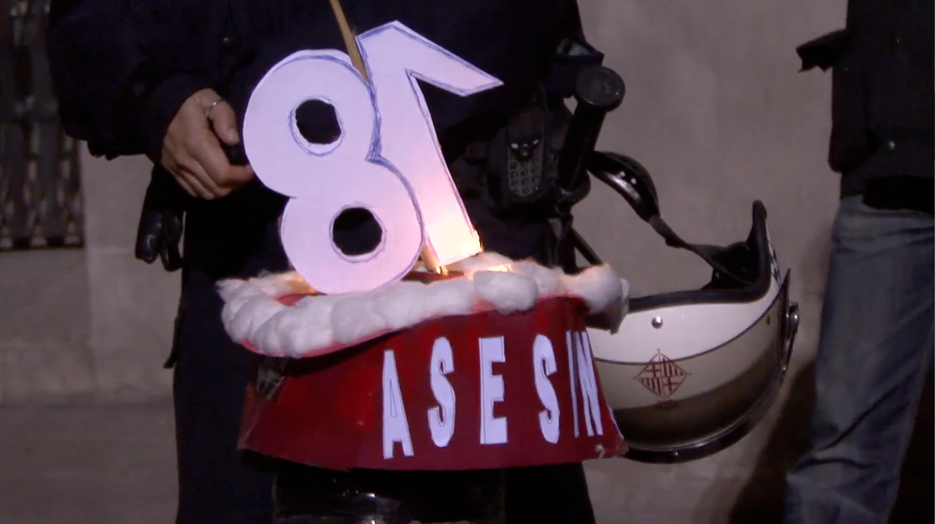 Un any més ha tornat a passar un any. Un any més sense en Pedro Álvarez el jove de 20 anys que la nit del 15 de Desembre de 1992 va ser assassinat per un Policia Nacional fora de servei degut a una discussió de tràfic. (veure els fets a http://www.apriltex.es/pedroalvarez/ ).La jornada de la commemoració del 18 any del seu assassinat va ser com cada any, un moment de record, de ràbia i impotència, de solidaritat amb els més propers i també, altre cop, d·injusticia. Injusticia perquè cap òrgan de l·estat i de cap govern ha tingut la dignitat de preocupar-se del cas i de la família d·en Pedro. Injusticia perquè en comptes de respectar aquest dia de dol i record per la família i amics, els mossos d·esquadra intenten impedir la pintada del Mural a L·Hospitalet a la Plaça Pedro Álvarez, requisant tota la pintura i identificant a 15 persones que restaven allí solidaries amb les pintores. Evidentment quan van marxar després de tot el paripe el mural es va fer, perquè per molt que vulguin callar-nos, multar-nos, identificar-nos,... MAI ENS FARAN CREURE!Pedro hermano Nosotr@s no Olvidamos! 