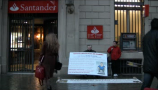 Avui en José Luis cumpleix el 14è dia de vaga de fam davant del banco de Santander de Bcn, al Pg de Gràcia num.5.
<br/>
<br/>Demà dia 14 es convoca davant del banc de Santander a les 13:30h del pg de Gràcia, per mostrar solidaritat al company en lluita.
<br/>
<br/>
<br/>Més info a
<br/><a href=http://loestaspermitiendo.com target=_blank>loestaspermitiendo.com</a>
<br/>música de <a href=http://mikelpiranha.wordpress.com target=_blank>mikelpiranha.wordpress.com</a>
<br/>vídeo de suportotal(a)gmail.com
<br/>
<br/>bcn 13 de desembre de 2010 <br/>