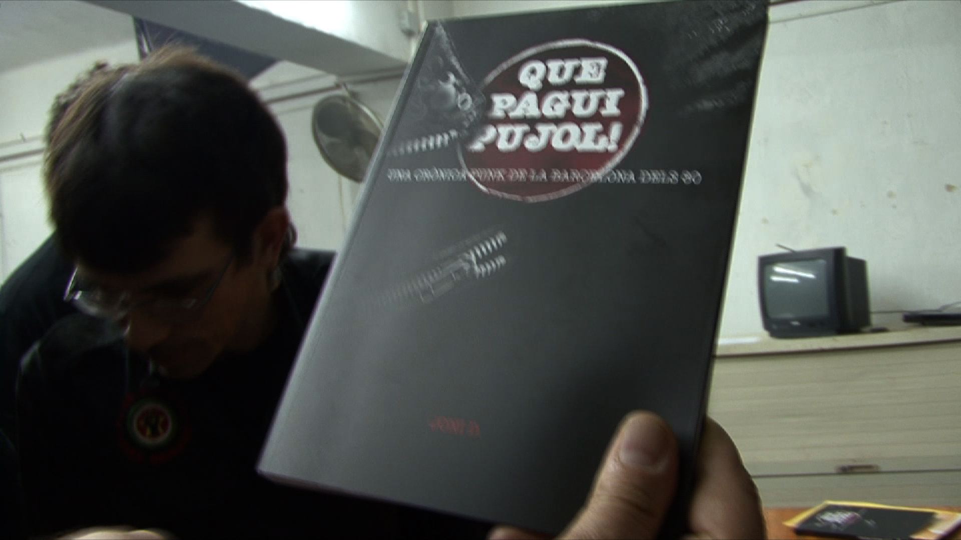 El passat 2 de novembre del 2010 va tenir lloc a l·Espai Obert de Sants la presentació del llibre ·Que Pagui Pujol!·, un llibre de Joni D.·Què pagui pujol!· és un relat viscut i trepidant, amb noms i cognoms, i d·alt contingut batallant. Una crònica plena de referències musicals i localitzada a espais mítics de la capital catalana, molts d·ells desapareguts i esborrats de la memòria oficial, d·una ciutat en constant lluita per fer desaparèixer tot rastre de disidència.Un collage narratiu que combina la recerca històrica i autobiogràfica, amb un acurat esforç per retractar el moviment punk de principis dels 80, a partir de fotografies, cartells i octavetes, fanzines i retalls de premsa.El protagonista del llibre és el propi autor: un Joni D. adolescent i punk, que ens condueix des de l·irreverent escena musical alternativa i les primeres okupacions, fins a les mobilitzacions autònomes en contra de l·OTAN i el servei militar.La història de deu anys que comença amb les primeres emissions de les ràdios lliures, i acaba amb el naixement de diversos projectes autogestionaris vinculats als moviments socials barcelonins.Un treball militant i resistent que ens mostra el pes i la significació de les contracultures urbanes, tot qüestionant l·estratègia de l·amnèsia orquestrada durant la Transició. + info: La Ciutat Invisible