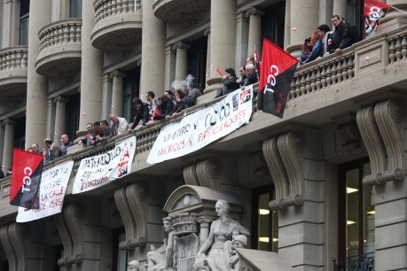 L·okupació s·ha produït a les 9.30 h d·aquest matí. Entre 150 i 200 persones han entrat als antics jutjats 8 i 10 de la via Laietana, un immoble situat al costat de l·edifici sindical que, fins ara, compartien CCOO i la CGT. Els dos sindicats estaven enfrontats des de feia temps per la utilització de l·immoble. La CGT ocupava les últimes plantes del bloc fins que, la setmana passada, el Ministeri de Treball va decidir donar totes les plantes a CCOO . A canvi, es va comprometre a buscar un altre espai per a la CGT.Els sindicalistes diuen que no marxaran fins que el ministeri no els trobi un altre local. 