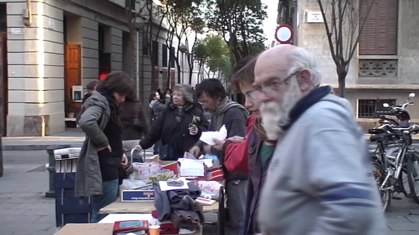 Aquest mercat ja fa anys que funciona de forma periòdica a la plaça de la Virreina, a la Vila de Gràcia.
<br/>És una mostra més de com podem desfer-nos de coses que ja no usem i adquirir-ne d'altres que potser necessitem a través de l'intercanvi i sense necessitar ni 1 euro!!!
<br/>Increïble, no? Doncs és molt fàcil!
<br/>Queda amb 4 amics, agafeu unes taules, publicite-ho pel barri i que s'estenguin els mercats d'intercanvi....!<br/>