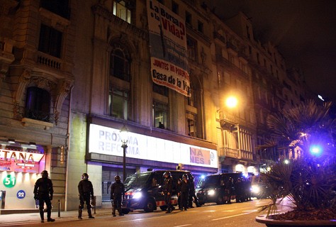 Després d·una manifestació convocada a dia d·avui per més d·un centenar d·entitats, que s·ha desenvolupat pacíficament en contra de les retallada de les pensions i de la inauguració de la nova Casa de la Vaga· als antics Multicinema Laietana, hem de lamentar, un cop més, una intervenció policial injustificada, absolutament desproprocionada i del tot desmesurada. Més encara quan els comandaments dels Mossos s·ha negat en tot moment a establir cap interlocució i han negat tota via de diàleg. La intervenció s·ha produït sense cap mena de lògica al final d·una manifestació que no havia provocat cap accident a la via pública.A hores d·ara, les 21:40 de la nit del dia 22 de gener, les forces policials mantenen un bloqueig a la lliure entrada i sortida de les més de 300 persones que es troben tancades a la Casa de la Vaga. Casa en la que ja hi havia persones vivint des del dia 18 de gener i que només pot ser desallotjada per ordre judicial, ordre judicial inexistent en aquests moments. En cap cas es pot produir una situació de bloqueig que està derivant en un segrest de facto· de 300 persones que exercien el dret inalienable de manifestació que ara veuen vulnerat el seu dret a la lliure circulació.En aquest sentit l·Assemblea de Barcelona:- Denuncia una intervenció policial no fundada en cap element que la justifiqui.- Exigeix que es respectin els drets de les persones que romanen dins la Casa de la Vaga- Exigeix que les forces policials abandonin la seva actitud intimidatòria absolutament injustificada.   A les 21.45 de dissabte 22 de gener.Assemblea de BarcelonaAssemblea de Col·lectius pel Repartiment del Treball i la Riquesa de LleidaAssemblea pels Drets Socials del GarrafAssemblea pels Drets Socials del PenedèsAssemblea Popular de TerrassaCoordinadora de sindicats i organitzacions anticapitalistes de MallorcaCoordinadora Repartim el Treball i la Riquesa del Camp de TarragonaCoordinadora Repartim el Treball i la Riquesa de Castelló de la PlanaMesa Cívica pels Drets Socials de GironaMoviments socials i sindicals anticapitalistes de SabadellMoviments socials i sindicals anticapitalistes del Vallès OrientalPlataforma de lluita contra les Retallades d·AlacantPlataforma pels drets socials de València