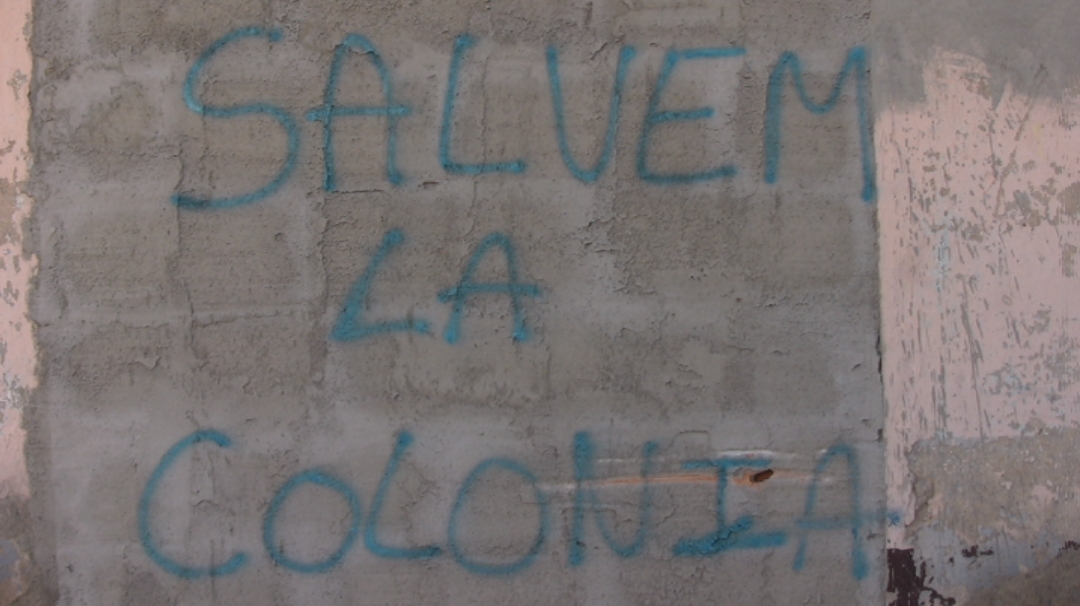 Concentració de recolzament i acompanyament a les famílies afectades de la Colònia Castells que va tenir lloc el passat 28 de gener davant de Reursa i que va aplegar gairebé una quarantena de persones. Cinc persones, un de cada casa afectada, van pujar al pis de l·empresa, acudint a la cita per entregar les claus i teòricament celebrar l·acta de possessió del seu domicili.+ info: Salvem la Colònia Castells