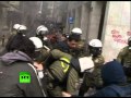 Joves manifestants van llançar pedres i bombes incendiàries a la policia antidisturbis en els enfrontaments ha esclatat avui dimecres 23/02/2011 a Atenes durant una manifestació massiva contra l·austeritatmesures, part d·una vaga general que els serveis de esguerrats i el públic transport de tot el país. La policia va disparar gasos lacrimògens i pilotes de goma contra els manifestants, cobrint parts del centre de la ciutat amb fum asfixiant.