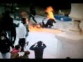 El passat dimecres 23/2/2011 els mitjans van mostrar imatges d·un policia atacat per un còctel molotov durant la vaga general a Grècia d·aquell dia, ara unes noves imatges de la seqüència sencera demostren com el policia prèviament havia atropellat a un manifestant amb la seva moto.