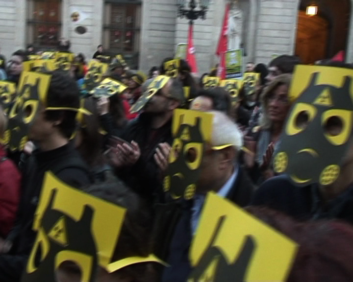 Concentració feta a la Plaça Sant Jaume el dia 17 de Març del 2011 per exigir a la NucleoCràcia el Tancament Inminent de les Nuclears.Aquest és un vídeo resum, aviat vídeo sencer.+ info: Okupem Les Ones