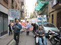 Video per convocar a la manifestació del 26.03.11 a La Barceloneta. La Barceloneta es rebel·laA la Barceloneta arribarem fins al final!La Barceloneta està en perill. La indústria del turisme vol fondejar al nostre barri per evitar la tempesta de la crisi.El creuer de la indústria del turisme no vol pobres vivint davant del mar.En aquest vaixell viatgen l·Helio Lozano, en Joaquim Quílez, en García Bragado, en Millet i el Montull, en Dalmau, el Carles Martí i els seus amics del PSC i ICV, la Marta Ferrusola (CiU), l·Emilio Álvarez (PP) i tants altres. Les seves pràctiques corruptes han omplert el barri d·apartaments turístics i locals, amb llicències aconseguides gràcies a maletes plenes de diners.:: Perquè en la nostra quotidianitat patim la seva corrupció,a la Barceloneta arribarem fins al final: no permetrem la impunitat d·empresaris, patrons i polítics corruptes.El creuer de la indústria del turisme ha aixecat una onada de sensació d·inseguretat. Perquè la sensació d·inseguretat creix quan l·Ajuntament permet que a un barri popular especuladors amb noms i cognoms robin el patrimoni comú, com ara l·antiga Confraria de Pescadors (Hotel 54), l·edifici del segle XX o els terrenys de l·Hotel Vela.La sensació d·inseguretat creix quan augmenten les desigualtats socials.:: A La Barceloneta arribarem fins al final: teixint xarxa construïm seguretat.Aquesta onada d·indústria turística i mal govern ha arribat fins al solar del CEIP mediterrània. No podem permetre que els nostres nens portin quatre anys en barracons. Diuen que no hi han diners per construir l·escola, i al mateix temps aproven un projecte de 47.000.000euros al servei de l·Hotel Vela, i estan disposats a comprar l·edifici del segle XX per 950.000 euros aquells que s·han enriquit amb l·especulació. Tots sabem que sense col·le no hi ha barri, que La Barceloneta no és un parc temàtic, estem fartes de promeses incomplides.CEIP Mediterrània ja! No hi han excuses.30 anys de govern ·d·esquerres· ens han portat a l·expulsió de veïns amb menys recursos, a la condemna a l·atur de molts veïns del barri, a l·absència d·habitatge social: on està l·habitatge de Joan de Borbó 11? Exigim la seva construcció immediata.:: A la Barceloneta arribarem fins al final: cap veí fora del barri.Probablement estem vivint els últims moments del govern del PSC i ICV. Tenim clar que si un altre guanya les eleccions no serà per mèrits propis, sinó per lo malament que ho ha fet l·actual Ajuntament. Tenim clar també que més enllà del nom del partit, qualsevol que continuï governant d·esquenes als veïns serà un govern fracassat. A la Barceloneta hem demostrat que som un barri popular orgullós de ser-ho, on hi cabem tots, els que hi som i els que vénen, que la lluita veïnal, de totes vosaltres, nosaltres, ha estat capaç d·aturar els seus plans d·expulsions (pla dels ascensors) i no perrmetrem que la dreta porti a terme al barri les mateixes retallades socials que ja està aplicant a la Generalitat.No pot ser que els pobres vivim davant del mar, però hi som aquí. Aquest és el nostre barri, un barri que continuarem defensant junts. Perquè La Barceloneta no està en venda.:: Arribarem fins al final: volem decidir el nostre futur,volem un nou pla fet pels veïns i veïnes.Cap veí fora del barri i cap pla sense veïns:: Arribarem fins al final, perquè no deixarem que la sevacrisi ens expulsi del nostre barri.:: Arribarem fins al final: lluitarem pel nostre dret a laBarceloneta, a un barri popular, on hi hagi una educaciódigna i en condicions pels nostres nens, CEIPMediterrània ja!una economia local forta, prou terrasses i restaurantsinaccessibles! espais per generar comunitat,el segle XX és del barri!Al barri se l·ha de defensar!La Barceloneta rebel