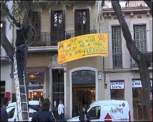 Després de més de tres anys de lluita a favor de l·autogestió del Casal de Joves de Gràcia La Fontana, la Plataforma d·Entitats Juvenils de Gràcia (PEJG) s·ha plantat davant la seu del Districte per protestar contra el procés de privatització de l·equipament. Aquest dilluns al voltant de les set de la tarda, el jovent gracienc ha entregat al Districte 2900 signatures de suport al Projecte de gestió veïnal del Casal -que van donar a conèixer en un acte obert al barri el passat més de novembre- juntament amb una carta exigint al govern municipal la fi del procés de privatització i l·obertura d·un espai de negociació amb possibilitats reals de diàleg que dugui a una gestió de l·equipament per part de les diferents entitats del teixit associatiu del barri. A continuació, els joves han acampat a la plaça de la Vila davant de la seu del Districte- amb l·objectiu de donar a conèixer el conflicte i esperant l·obertura d·aquest gest negociador entre totes les parts implicades.Les entitats de la Plataforma formada per set agrupaments escoltes i esplais del barri, l·Assemblea de Joves i l·Ateneu Popular de Vallcarca- han anunciat que l·acampada durarà fins dijous al vespre i finalitzarà amb un acte de cloenda i la lectura d·un manifest. Durant aquestes quatre jornades, la Plataforma donarà a conèixer la seva proposta i realitzarà diferents activitats obertes a tot el barri, amb xerrades, activitats de lleure per a nens i nenes i dinars populars. Les diferents comunitats de veïns de la Plaça de la Vila han estat informades de l·acampada i de les diferents activitats que hi tindran lloc, en un gest que evidencia la voluntat dels joves de la Plataforma de compartir amb tot el barri aquest espai de reivindicació. A la carta adreçada als veïns, la Plataforma també es compromet a causar el mínim de molèsties possibles.El Projecte de gestió veïnal proposat per la Plataforma ha estat avalat per diverses entitats històriques a la Vila -com els Lluïsos de Gràcia, el Club Excursionista de Gràcia o el Centre Artesà Tradicionarius- que donen suport al compromís de les nou entitats juvenils. La gestió proposada per la Plataforma s·acull al model de gestió cívica, ciutadana o veïnal que l·Ajuntament de Barcelona preveu com a possible via de gestió d·equipaments públics, i que té lloc als casals de joves de Roquetes, la Prosperitat i la Guineueta, l·Ateneu Popular de Nou barris o la Casa Orlandai de Sarrià. Coneixedor del potencial de l·associacionsime gracienc i de la reivindicació històrica de més de 15 anys- d·un Casal de Joves al barri, el Districte de Gràcia gira l·esquena a les reivindicacions i ha optat per cedir els 440.000 previstos per La Fontana a una empresa privada. L·Ajuntament va obrir a finals de desembre un concurs de dinamització del Casal amb uns criteris econòmics pensats per l·empresa i prohibitius per a qualsevol entitat juvenil, que va guanyar l·empresa Iniciatives i Programes SL, amb seu a Viladecans.