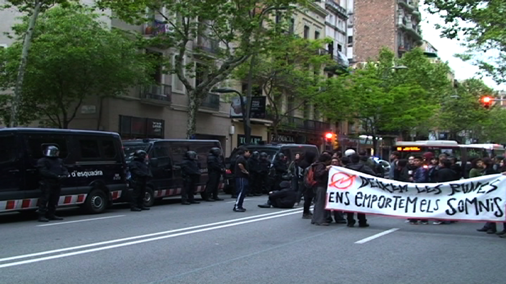 Cap a les 6:30 del matí els Mossos d·Esquadra han iniciat el desallotjamentAgents dels Mossos d·Esquadra han iniciat a primera hora d·aquest matí desallotjant l·espai okupat L·Encoberta, al carrer Creu Coberta número 143. El desallotjament ha començat cap a les 6.30 aproximadament. L·edifici propietat de Caixa Geral, tenia ordre de desallotjament durant la primera quinzena del més d·abril. Una 40 de persones han contestat al desallotjament amb una concentració que ràpidament s·ha congregat tot fent una cassolada, mentre els okupants resistien en el terrat de la casa.