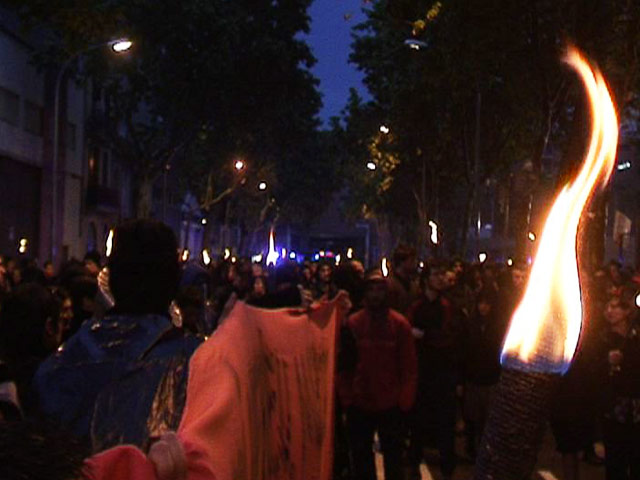 Més de tres-cents manifestants van caminar ahir (28/04/2011) al vespre des del Forat de la Vergonya fins a la presó de dones de Wad-ras, on Heras complia condemna.+ info: La manifestació per la mort de Patrícia Heras desafia la pluja i acaba a Wad-ras