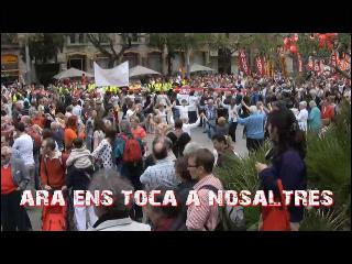 Després dels últims primers de maig pel centre de la ciutat aquest any es va decidir pujar al barri dels que la crisi de cada dia no els hi afecta el més mínim.Al matí però UGT i CCOO (amb polítics varis) feien el seu ·paripé· i animaven als que diuen ser companys seus a les revolucions del món àrab a seguir amb aquestes. En fi...Ara ens toca a nosaltres! 
