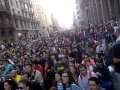 Diversos milers de persones van manifestar-se ahir pel centre de Barcelona sota el lema ·Democràcia real ja!·. Aquí en teniu el manifest:Som persones normals i corrents. Som com tu: gent que s·aixeca tots els matins per estudiar, treballar o buscar feina, gent amb família i amics, gent que treballa dur cada dia per viure i donar un futur millor als que ens envolten.Uns ens considerem més progressistes, d·altres més conservadors. Uns som creients, d·altres no. Uns tenim ideologies ben definides, d·altres ens considerem apolítics. Però tots estem amoïnats i indignats pel panorama polític, econòmic i social que veiem al nostre voltant, per la corrupció dels polítics, empresaris, banquers... per la indefensió del ciutadà ras.Aquesta situació ens fa mal a tots cada dia. Però si tots ens unim, podem canviar-la. És el moment de moure·s i de construir una societat millor. És per això que declarem fermament el següent:    Les prioritats de la societat han de ser la igualtat, el progrés, la solidaritat, el lliure accés a la cultura, la sostenibilitat ecològica i el desenvolupament, el benestar i la felicitat de les persones.    Hi ha uns drets bàsics que haurien de ser coberts en aquestes societats: el dret a l·habitatge, al treball, a la cultura, a la salut, a l·educació, a la participació política, al lliure desenvolupament personal i el dret al consum dels bens necessaris per a una vida sana i feliç.    El funcionament actual del sistema econòmic i de govern no atén aquestes prioritats i és un obstacle per al progrés de la humanitat.    La democràcia surt del poble (demos = poble, cracia = govern) així que el govern ha de ser el poble. Però en aquest país la major part de la classe política ni tan sols ens escolta. La seva funció hauria de ser portar la nostra veu a les institucions, facilitant la participació política ciutadana mitjançant línies directes i procurant el més gran benefici per al gruix de la societat, no la de enriquir-se i medrar amb el nostre esforç, atenent només als interessos dels grans poders econòmics i aferrant-se al poder mitjançant una dictadura partitocràtica encapçalada per les inamovibles sigles del PPSOE    L·ànsia i acumulació de poder en un grup reduït produeix desigualtat, crispació i injustícia. Això porta a la violència, que rebutgem. L·obsolet i antinatural model econòmic vigent bloqueja la maquinaria social en una espiral que es consumeix a ella mateixa enriquint a uns pocs i avocant a la pobresa i escassetat a la resta, fins al col·lapse.    La voluntat del sistema és l·acumulació de diners, premiant-la per sobre de l·eficàcia i el benestar de la societat, malbaratant recursos, destruint el planeta, generant atur i consumidors infeliços.    Els ciutadans formem part de l·engranatge d·una màquina destinada a enriquir una minoria que ni tan sols sap de les nostres necessitats. Som anònims, però sense nosaltres res d·això existiria ja que nosaltres movem el món.    Si com a societat aprenem a no confiar el nostre futur a una abstracta rendibilitat econòmica que mai s·aplica al benefici de la majoria, podrem eliminar els abusos i mancances que tots patim.    Es necessària una revolució ètica. Hem posat els diners per sobre de l·ésser humà i hem de posar-lo al nostre servei. Som persones, no productes de mercat. No sóc només el que compro, sinó que també importa perquè ho compro i a qui l·hi compro.Per tot això estic indignat.Jo puc canviar-ho.Jo puc ajudar.Sé que junts podrem.Surt amb nosaltres. És el teu dret.