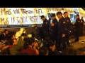 Nombrosos furgons de policia han arribat passades les 5 del matí a Sol per a desallotjar l·acampada que va començar durant la matinada després de la gran manifestació a Madrid del 15 de maig del 2011. La gent que estava dormint i els que quedaven desperts de seguida han començat a enviar missatges mitjançant Twitter explicant el que estava passant. Madrilonia hem rebut una trucada de Monse, que estava en Sol en el moment en que arribava la policia amb ·molt males maneres·, com ella ens explica. La gent ha seguit asseguda segons relata Monse i la policia ha començat a arrossegar i aixecar a la força, però la gent resisteix al crit de ·no a la violència·. Hi ha persones que han començat a caminar al voltant de la plaça com a estratègia per mantenir-se en Sol No sabem exactament quanta gent ha estat detinguda, però hi havia ·un grup d·acampats que estaven envoltats per la policia i se·ls s·estaven portant·. Unes 100 persones han pujat per Callao cridant ·li diuen democràcia i no ho és·. Quan Sol ha quedat desallotjada, alguna gent ha tornat per recollir pertinences i la policia ha donat una hora perquè es portin tot mentre els escombriaires i camions de neteja estaven preparats per desmantellar el campament.Sobre les 06:30 el campament ha estat desmantellat i la gent es reuneix al carrer Preciados al crit de ·li diuen democràcia i no ho és·. La policia comença a carregar però la gent aguanta. Sobre la 7:00 la gent es replega a Callao davant les envestides de la policia. La policia ha tancat a la gent a la plaça i han procedit a realitzar identificacions. Passades les 7:30 s·ha acabat la concentració després de dos dies de molta energia i alegria als carrers.