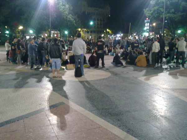 Des del dilluns 16 de maig de 2011 a les 20:30 s'ha iniciat la AcampadaBCN. Totes a plaça Catalunya, passa-ho!!<br/><br/>Canal 37 del TDT, <a href='http://www.latele.cat' target='_blank'>La Tele</a>, fes-te soci/a, col·labora!<br/>