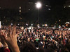 El periodista David Fernàndez i l·activista Simona Levi, de La-ex.net, comenten la protesta.