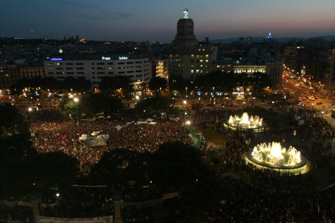 El Constitucional i el Suprem refusen els recursos contra la prohibició de la junta electoral · Els acampats consideren que la resolució de la junta electoral vulnera del dret de reunió i de manifestacióLes places de les ciutats del país s·han tornat a omplir amb el repic d·atuells de molts ciutadans que critiquen la manca de participació real, la manca de transparència en la gestió pública i el sotmetiment de les decisions polítiques als interessos econòmics.+ info: Les places de les acampades s·omplen de gom a gom per desafiar la prohibició de la junta electoral