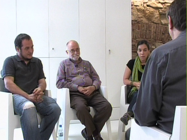 David Fernàndez, Arcadi Oliveres i Esther Vivas discuteixen sobre el moviment de les acampades.
<br/>
<br/>+ info: <a href=http://www.vilaweb.cat/noticia/3893798/20110602/moviment-acampades-debat.html>El moviment de les acampades, a debat</a><br/>