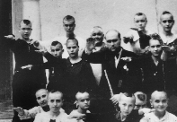 Les víctimes del FEIXISME. Ulls que no veuen
<br/>Més de 100 assassinats ... Unes 4000 agressions anuals ...
<br/>Des de l'inici de la transició fins als nostres dies...
<br/>El fil conductor del documental està format per les entrevistes a víctimes de la ultradreta espanyola des de novembre de 1975 fins hui.
<br/>
<br/>En els casos d'assassinats s'han arreplegat els testimonis de familiars i amics.
<br/>
<br/>Les agressions feixistes (que inclouen prop d'un centenar d'assassinats) estan dirigides contra gents d'esquerres, immigrants, indigents, homosexuals, transsexuals, independentistes, jóvens... Les víctimes són les protagonistes i els seus discursos són la tesi del documental.
<br/>    
<br/>    
<br/>     
<br/>
<br/>Les entrevistes als especialistes i professionals (periodistes, historiadors, membres d'organitzacions populars i ONGs) aporten reflexions i dades per a contextualitzar i situar en el temps i en l'espai les històries relatades en primera persona.
<br/>
<br/>Es partix d'un drama personal, inclús íntim, per a connectar amb una realitat social que no és producte de la casualitat o de la mala sort, com una malaltia o un accident d'automòbil, sinó que està directament relacionat amb el model social i econòmic en el que vivim i amb la pervivència de grups racistes i feixistes que tenen el seu origen en la dictadura franquista.
<br/>
<br/>No es tracta d'un documental que pretenga aprofundir en el drama o el dolor, perquè arran d'estes tragèdies s'han produït una sèrie de reflexions entre els familiars i amics summament interessants per a entendre la societat en què vivim. Tenen molt a dir i aportar, ja que si no ho eren ja abans de la seua desgràcia, hui s'han convertit en lluitadors per la llibertat.
<br/>
<br/>I són molt poques ocasions en què estes persones són escoltades....
<br/>
<br/>+ info: <a href=http://www.ojosquenoven.org target=_blank>Ojos que no ven</a><br/>