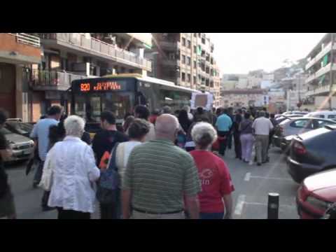 El divendres 3 de juny al vespre, un centenar llarg de persones van entrar al centre comercial de Cubics, però no per veure-hi cap pellicula, sinó per protestar contra l·especulació immobiliària, la corrupció i unes quantes coses més, de les quals Cubics és un símbol.L·assemblea d·indignades i indignats de Gramenet havia convocat per aquest divendres una cercavila que partia del Mercat del Singuerlín. A les 19.30 al costat del mercat es podia veure gent de totes les edats, els uns amb pancartes, els altres amb timbal, uns tercers amb cartells... Després de voltar per tot el barri cridant consignes contra l·especulació, les retallades i la corrupció, la comitiva va arribar al complex Cubics i, sense pensar-s·ho gens, va entrar fins al vestíbul del cinema, on davant la cara de sorpresa de treballadors i guàrdies de seguretat, van llegir un manifest que explicava el perquè de la protesta.Llegit el manifest i entre crits i aplaudiments, les indignades van abandonar el centre comercial i van continuar en manifestació fins a la plaça de la Vila on van arribar a les nou de la nit per començar, com cada dia, a repicar cassoles en senyal d·indignació.