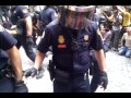 Després de la investidura de Gallardón el dia 11 de juny la policia ens reprimeix als manifestants als voltants de la Plaça de la Vila. Tots anaven sense identificar, infringint, per tant, la llei que han de defensar en un acte de covardia i impunitat.Un d·ells en un acte de covardia suprema acaba per censura espolsant una manotada al mòbil al final del vídeo. Gràcies a un company solidari vaig aconseguir més tard recuperar el mòbil (de miracle) i publicar aquest testimoni.