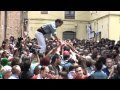 Timbalers de Diables de Sants i els Borinots (Castellers de Sants) a l·entrada a Can Batlló.
