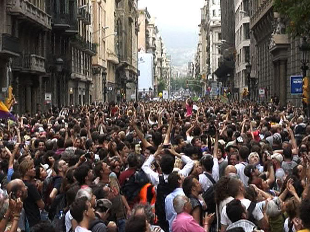 La marxa, familiar i festiva, aplega més de cent mil manifestants (50.000, segons la policia, i 250.000, segons l'organització).<br/><br/>+ info: <a href='http://www.vilaweb.cat/noticia/3900032/20110620/indignacio-ocupa-carrer.html' target='_blank'>La indignació ocupa el carrer</a><br/>