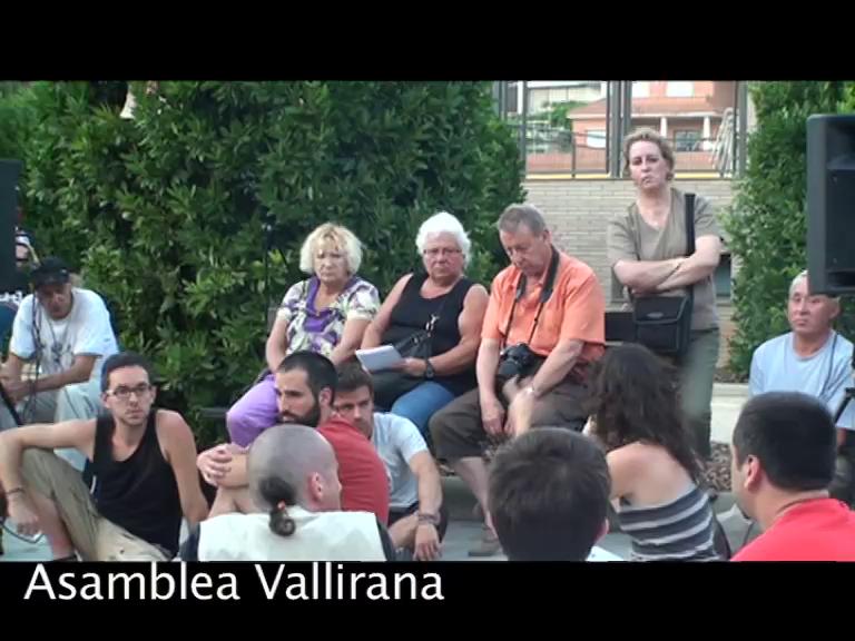 LaTele acompanyà durant 2 dies i 50 km a la marxa popular indignada, en la seva sortida de barcelona i fins vilafranca del penedes, amb aquest video volem mostrar l·esperit de la marxa a través del primer dia, recollint la sortida de Barcelona, l·esforç i patiment de la marxa, les macadures, la fam, però també la solidaritat interna i externa, el suport i l·organització que ens anem trobant al nostre pas i com no lA ILUSION nostra i de les milers de persones que surten al pas de la marxa , oferint viveres, aigua i el seu poble, per fer peu en un camí dur 625km fins madrid, on l·important no és la fi sinó el com, d·un trajecte, en què es busquen els pobles petits, aquests on es diu que no passa res, mentida, ja que al nostre pas salten els organitzats i els no. Per tots i totes aquest reportatge CAMINAR LLUITAR CREAR PODER POPULAR