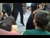 El 5 de juliol de 2011, veïns i veïnes de Lavapiés es veuen obligats a desallotjar a la policia del barri davant la seva actitud violenta. Vídeo realitzat per Carlos Capote. Més informació: Veïns de Lavapiés aturen una batuda racista i expulsen a la policia del barri (Diagonal)