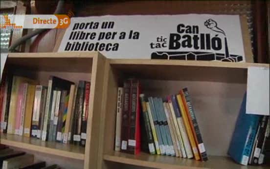 Aquest dilluns ha entrat en funcionament el primer equipament sociocultural a l·antic recinte industrial de Can Batlló. Es tracta d·una biblioteca autogestionada pels veïns que duu el nom de Josep Pons, històric dirigent veïnal de Sants i la Bordeta.Un mes després de l·acord a què van arribar Ajuntament, propietaris i veïns per cedir un espai de Can Batlló, avui ha obert les portes la Biblioteca Josep Pons. Està situada a la nau número 11 del recinte fabril i és la primera biblioteca de la ciutat gestionada directament pels veïns.Tot i que avui n·ha estat el primer dia de funcionament, encara queda molta literatura per endreçar. La biblioteca té un fons bibliogràfic de més de 500 exemplars, reunits gràcies als ciutadans, que voluntàriament han portat els llibres. L·accés és totalment lliure i els usuaris, a més d·agafar llibres en préstec, també podran gaudir de conferències, una sala d·estudi i classes de repàs gratuïtes. Aquesta, però, no serà la ubicació definitiva de la biblioteca: d·aquí a uns mesos es traslladarà a una altra nau de Can Batlló.A més de la bibliotecaEls equipaments arriben a Can Batlló després d·anys de reivindicació dels veïns, que el mes passat van amenaçar d·ocupar aquest espai si no s·obria al barri.Les associacions de veïns la zona demanen ara que el projecte per reconvertir Can Batlló en una zona d·equipaments no s·estanqui. S·hi han de construir, entre d·altres, una zona verda, un ambulatori i una escola.