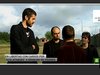 A Coruña 13/07/2011L·Audiència Provincial de La Corunya ha deixat en llibertat als tres activistes que duien a la presó des del passat 22 de juny i que van ser detinguts aquest mateix dia juntament amb altres nou persones que van ser posades després en llibertat, totes elles acusades de suposats delictes de danys, violació de domicili i associació il·lícita. El mateix dia del seu alliberament, les organitzacions Equanimal i Igualdat Animal a les quals pertanyen les persones imputades, van efectuar una roda de premsa per a presentar la campanya internacional de solidaritat amb els activistes represaliats l·estat espanyol,sota el nom de Plataforma Units Contra la Repressió- En defensa del moviment de drets animals.Segons els seus portaveus en roda de premsa, ·l·alliberament dels tres animalistes confirma i avala la falta de motius per a les detencions·L·Audiència ha acceptat el recurs dels animalistes i critica que l·ordre d·empresonament no detallés els càrrecs que se·ls imputa, cosa que ·trenca el dret de defensa·. El jutge no va motivar la presó i als advocats de la defensa solament els va donar l·encapçalament de l·acte amb l·argument que el sumari està secret. Així, els arrestats no van tenir ·ni explicació ni resolució·, veient-se ·obligats a defensar-se d·una decisió sense saber per què va ser adoptada·.L·Audiència ha criticat que el jutge instructor del cas no expliqués per què podrien destruir proves de seguir en llibertat mentre s·instruïa el cas. Segons argumenta la mateixa Audiència: ·El domicili de l·associació Equanimal, amb la qual es vincula als imputats, és conegut i ha existit temps suficient per a adoptar les mesures necessàries per a recaptar les proves que en ell poguessin existir·. L·advocat dels activistes va presentar un recurs d·apel·lació contra l·acte dictat pel titular del Jutjat d·Instrucció número 2 de Santiago de Compostel·la i, una vegada acceptat el recurs,les imputacions es mantenen, pel que els dotze activistes han d·acudir a signar cada mes al jutjat fins a la celebració del judici, per a la instrucció del qual s·ha decretat secret de sumari.Les detencions són fruit de l·operació Trócola, en la qual la Guàrdia Civil erròniament va qualificar als activistes d·ecologistes ·radicals· i els va considerar líders d·una cadena de delictes que inclouen des de l·alliberament de visons fins a incendis en places de toros per ser els dirigents de les organitzacions a les quals pertanyen. Els activistes realitzen accions de rescat a cara descoberta i fins i tot acompanyats de mitjans de comunicació, ja que les seves accions són transparents i busquen la màxima repercussió mediàtica com s·ha aconseguit en els seus salts al ruedo o a les passarel·les, però la GuàrdiaCivil considera que darrere d·aquests actes de protesta hi havia també sabotatges, amenaces a empresaris i fins i tot l·intent de profanació de la tomba d·un torero. No obstant això, Javier Moreno, portaveu d·Igualtat Animal i un dels imputats, va defensar ahir que les accions portades a terme per aquests grups ·solament pretenen treure a la llum les pràctiques de la indústria de l·explotació dels animals·.La plataforma Units Contra la Repressió - En defensa del moviment de drets animals s·encarregarà d·organitzar i coordinar la campanya internacional que s·està portant a terme en solidaritat amb els activistes imputats, en defensa del moviment de drets animals i en contra de la repressió de la qual està sent objecte.Des que es van produir les detencions, la solidaritat amb els activistes ha donat la volta al món, realitzant-se protestes en prop de 30 països i es mantindrà fins que es deixi de criminalitzar al moviment pels drets dels animals i es posi el focus dels mitjans de comunicació i la justícia on realment s·exerceix la violència i el terror, en els centres d·explotació animal.