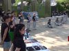 Barcelona.Activistes d·Igualdad Animal s·engabien davant del Zoo de Barcelona per demanar el tancament definitiu del zoo.Aquest acte forma part de la campanya que va iniciar Igualdad Animal amb la publicació del seu estudi sobre 8 zoològics de l·estat espanyol, treball que es va realitzar durant un any i que documenta el maltractament i desatenció dels animals que viuen als zoològics i algunes practiques totalment irregulars en el seu funcionament.La portaveu d·Igualdad Animal a Catalunya, Xoxe Gómez, explica com al zoo de Barcelona han observat comportaments compulsius provocats per l·estrès del captiveri, desatenció veterinària d·animals ferits i el propòsit de l·organització de denunciar socialment la situació d·injustícia que suposa viure engabiat sense poder desenvolupar les activitats pròpies de tots els individus que allà viuen.Entre les situacions denunciades per via administrativa, que són susceptibles de ser sancionades, hi ha les autolesions i violència entre animals derivades del captiveri i de les condicions de confinament, comportaments inadequats per part dels visitants que sovint llencen tot tipus d·objectes o menjar als recintes si aquests no estan aïllats, i el maltractament per part d·alguns dels treballadors als animals per desatenció o per obligar-los a actuar de forma contraria a la seva pròpia natura.Malgrat les denúncies administratives, la filosofia d·Igualdad Animal pretén que la principal denuncia sigui la que exerceixi la societat civil, per aquest motiu, els activistes es concentraran puntualment davant de la porta del zoo per demanar a la ciutadania que no visiti aquestes instal·lacions, per no perpetuar el captiveri i patiment d·aquests i d·altres animals que es crien expressament amb aquesta finalitat, i per demanar que s·eduqui a les noves generacions en el respecte cap a la resta d·animals.Igualdad Animal considera que els zoos no tenen funció educativa ja que no permeten entendre el seu comportament natural i esdevenen meres exposicions d·animals vius, de la mateixa manera que no tenia cap funció educativa el fet que, els primers zoos, exposessin humans de diferents tribus engabiats, per a distracció dels visitants.