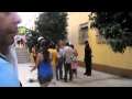 Màlaga, 15 de setembre de 2011. Al voltant de les 09.30 del matí uns 30 membres del Moviment 15-M a Màlaga romanien de manera pacífica davant la porta d·un domicili que havia de ser desnonat al barri de Les Flors mentre 8 policies nacionals vigilaven la zona. En arribar el secretari judicial un home ha intentat intervenir amb ell i en aquest moment policies nacionals ja havien 10 antiavalots més que van començar a carregar brutalment contra els manifestants i veïns sumats a la causa. Les càrregues s·han efectuat indiscriminadament contra dones, homes, ancians i nens amb cops de puny, puntades de peu, empentes que els han fet rodar per les escales. A mesura que ha avançat el matí, les càrregues s·han anat succeint de manera cada vegada més violenta i els agents han arribat a disparar pilotes de goma contra els ciutadans i ciutadanes. El secretari judicial ha determinat prorrogar la data del desnonament fins al 10 d·octubre. Un cop comunicada la decisió del secretari s·han efectuat més càrregues contra els veïns i membres del moviment. En aquests moments, els antiavalots de la policia nacional han bloquejat les entrades i sortides del barri i segueixen carregant amb trets de boles de goma contra els veïns i veïnes de la barriada. El moviment 15-M a Màlaga s·ha mantingut pacífics en tot moment. Denunciem les càrregues desproporcionades contra ciutadans indefensos. Defensem el dret fonamental inclòs en la Constitució Espanyola que anuncia que tota persona té dret a un habitatge. Per això, denunciem els processos de desahaucios que s·efectuen diàriament contra ciutadans i ciutadanes deixant-los sense llar.