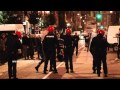El desallotjament del gaztetxe bilbaí de Kukutza ha acabat amb una trentena de detinguts. Una persona ha hagut de ser traslladada amb ferides lleus a l·hospital de Basurto, mentre que diversos vehicles particulars han patit danys en els incidents registrats al carrer, on l·Ertzaintza ha dut a terme diverses càrregues, segons ha informat el Departament d·Interior. Sobre les cinc del matí, un operatiu de l·Ertzaintza integrat per ·molts efectius· es va dirigir al gaztetxe de Kukutxa, situat al bilbaí barri de Rekalde, en resposta a una ordre judicial de ·desallotjament i auxili per l·enderrocament de l·edifici· dictada pel Jutjat d·Instrucció N º 6 de Bilbao per un delicte d·usurpació de bé immoble. La Policia Municipal de Bilbao havia acordonat prèviament l·hotel. A l·arribada dels agents, els ·okupes· van fer sonar una botzina i van llançar diversos coets per avisar del desallotjament i dificultar la tasca policial. Un cop dins, els agents es van topar amb diversos objectes creuats a manera de barricades, mentre que els okupes es van pujar al terrat, on col.locar una pancarta en què es llegia en euskera ·Gaztetxe de Kukutza ni tocar-lo·. Passada les sis del matí es van iniciar incidents a l·exterior de l·edifici, pel carrer Gordóniz i adjacents, amb llançaments de pedres i maons a les patrulles i encreuament de contenidors. L·Ertzaintza va realitzar diverses càrregues i va detenir un total de set persones per desordres públics. Així mateix va identificar a diverses persones, una de les quals va haver de ser traslladada a l·Hospital de Basurto amb ferides de caràcter lleu. Com a conseqüència dels incidents, diversos vehicles particulars que es trobaven estacionats al carrer van patir diversos desperfectes i tots els accessos a Rekalde van quedar tancats al trànsit de manera que diverses línies de Bilbobus es van veure obligades a modificar el seu recorregut.