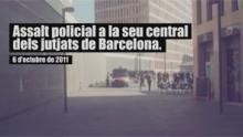 Assalt policial a la seu central dels jutjats de Barcelona. Nou activistes del moviment 15-M s·havien personat voluntàriament a les 11h del matí al jutjat de guàrdia de Barcelona per tal de posar-se a disposició del magistrat per a qualsevol citació. Es trobaven tranquilament assegudes a la cafeteria, que està ubicada al sotàn de l·edifici. Ja tenien a les seves mans un full segellat pel propi jutge de guàrdia on es feia constar el seu domicili i la seva disponibilitat per comparèixer. Però de cop i volta, el cap dels Mossos a la Ciutat de la Justícia ha alertat a la Divisió d·Informació de la policia catalana. Aleshores, agents de paisà s·han ubicat a la cafeteria i els guardes de seguretat han tancat les portes de l·edifici. A les 14:50h han arribat 9 furgonetes d·antiavalots, una quinzena d·agents s·han quedat a les portes i una cinquantena han entrat en formació fins el hall de la Ciutat de la Justícia. La gent que s·hi trobava fent gestions no donava crèdit al que estava passant: un veritable assalt policial a la seu central dels jutjats de Barcelona. Una columna d·agents ha baixat a la cafeteria i ha arreplegat un a un als que allí es trobaven. Un dels detinguts ha estat agredit i colpejat mentre queien a terra taules i cadires de la cafeteria. En total hi havia una quinzena de persones, sis d·elles eren les identificades a la llista de l·Audiència Nacional i la resta acompanyants que s·havien acostat amb elles fins l·edifici judicial. Tots plegats a empentes han estat traslladats fins la sala de l·Auditori de l·edifici, a pocs metres de la cafeteria. Allí durant una hora han estat tancats els identificats i els antiavalots encaputxats i sense número de placa. Els advocats i els periodistes que s·han apropat per interessar-se pel que estava passant han quedat retinguts al hall de l·edifici i envoltats de policies, que els han requerit els DNI. Jutge de guàrdia: ·Vull aquí el responsable d·aquest operatiu· En aquell moment ha fet acte de presència el jutge de guàrdia de Barcelona, Josep Maria Miquel Porras, que amb un to enfurismat ha cridat enmig del hall: ·ara mateix, vull aquí el responsable d·aquest operatiu·, i ha afegit ·el cap de la Brigada Mòbil i el senyor Mallofré cap dels Mossos a la Ciutat de la Justícia els vull immediatament al meu despatx·. Ha marxat cridant i molt cabrejat. Els policies que comandaven no donaven crèdit i han començat a fer trucades a Madrid. Un cop dins el despatx del jutge de guàrdia, que els estava demanant explicacions per l·entrada policial a les dependències judicials, des de l·Audiència Nacional han trucat al jutjat per ordenar que s·apartés de la causa, ja que és el tribunal madrileny el competent del cas i són els Mossos els que ·han rebut ordres directes i oportunes· del que han de fer. Mitja hora més tard, els periodistes i advocats, un cop retornats els documents d·identitat, han recuperat el dret de mobilitat per sortir del cordó policial. A l·Auditori els identificats per l·Audiència Nacional i els seus acompanyants han estat separats en dos grups, i els últims han quedat alliberats per una porta lateral de la sortida d·emergència. Els 6 identificats han estat emmanillats i conduïts fins a furgons policials mentre cridaven ·diuen que se·ns emporten a Madrid·. Els vehicles dels Mossos han sortit a tota velocitat i amb les sirenes enceses en direcció a la comissaria del carrer Ulldecona de la Zona Franca.