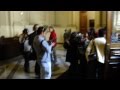 20 octubre 2011. SANTIAGO .- Manifestants entren a la seu del Congrés Nacional de Xile, prenent per sorpresa a la policia i als guàrdies de seguretat del recinte.Mitjançant un comunicat, els activistes van demanar la realització d·un plebiscit que modifiqui la Constitució Política del país.La trentena de persones estava integrada per estudiants, ecologistes i moviments ciutadans que demanen augmentar les instàncies democràtiques al país.