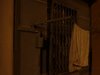 Com es passa la nit sense casa? Com passen les cases la nit?Les cases del bloc d&middot;Almagro n.2-4, a Nou Barris, passen la nit custodiades per activistes i fam&iacute;lies desnonades, que les vetllen a l&middot;espera de poder allotjar definitivament aqu&iacute;. Tres d&middot;elles expliquen com van perdre el seu habitatge i com van arribar fins al &middot;edifi15o&middot;.