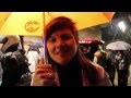 [Vídeo grabat a les 00:30 de la nit del dijous, quan va començar a ploure amb abundància i la gent va haver de marxar. Gràcies per ser allà resistint sota la pluja per unes retallades que ens afecten a tots/es.]Dijous 17 de Novembre a plaça Sant Jaume. Més de 200 persones vam fer vetlla per la sanitat pública en un acte trist per les pèrdues imposades i per l·amenaça d·altres futures. Però al mateix temps emotiu per trobar-nos persones de totes les edats i amb el convenciment de defensar la millor sanitat per a TOTES les persones: UNA SANITAT PÚBLICA DE QUALITAT. A la paret del palau de la Generalitat hi van quedar molts missatges per al govern.