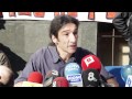El passat 18 de novembre es va recuperar un edifici de l·abandonament especulatiu per a l·allotjament de persones en situació de precarietat amb renda baixa al barri d·Hostafrancs. És una iniciativa que forma part del moviment 15M i que respon a la crida a l·acció per un habitatge digne impulsada per les assemblees de tots els barris de la ciutat. Aquest edifici fa dos anys abandonat amb l·obra sense acabar i pertany a La Caixa de Balears ·SA NOSTRA·. La promotora d·aquests immobles, Nyala 2006 SL, es troba endeutada per diferents motius des de l·any 2007, motiu pel qual suposem que va ser adquirida per ·SA NOSTRA· - Caixa de Balears - com una manera de compensar el seu deute. L·edifici és un clar exemple del producte de la bombolla immobiliària que ha quedat buit amb l·arribada de la crisi i que no està tenint una funció social, sinó especulativa. La denúncia que Nyala 2006 SL ens ha posat posa en perill la continuïtat del projecte i, amb ell, a totes les famílies que volíem reallotjar a l·edifici. Per això et demanem que signis aquesta petició de suport a l·habitatge18n. Text de la carta Destinatari: Ajuntament de Barcelona i jutjats Els particulars i entitat sotasignants volem manifestar el nostre suport al habitatge18n, situat al carrer Hostafrancs nombre 1-3, però sobretot a les famílies desnonades que, abans de quedar al carrer, han decidit fer efectiu el seu dret a un habitatge donant-li una funció social a pisos que portaven més de tres anys buits. La greu crisi econòmica i social que patim es reprodueix de forma dramàtica amb el tema de l·habitatge. Cada dia més persones es queden al carrer, privades d·un sostre digne, abocades a la marginació, en una veritable situació d·emergència social. Mentre que estadístiques recents assenyalen l·existència de 3.417.064 cases buides a tot l·estat (un 13% del parc total d·habitatge), més de 300.000 famílies han perdut casa seva en aquests últims 3 anys a tot l·estat. Catalunya encapçala aquest trist rànquing amb més de 50.000 casos, sobretot a la província de Barcelona, &#8203;&#8203;on durant el 2011 s·estan produint 19 desnonaments diaris i s·inicien 24 execucions hipotecàries, amb més de 18.000 desnonaments des del 2008. En aquest context, les polítiques de les administracions han brillat per la seva absència, incapacitat o rigidesa per afrontar degudament la problemàtica. L·habitatge de lloguer social només arriba a l·1%, tot i que Barcelona disposa d·uns 80.000 pisos buits. L·escassetat del parc públic d·habitatge provoca entre altres una burocratització excessiva que dificulta encara més la situació, ja de per si difícil, dels necessitats de cobertura social i de les famílies amb renda baixa. Aquesta inacció de les administracions ha estat el detonant perquè l·Assemblea de Barcelona de l·15M, a través de l·Assemblea del barri de Sants, passi a l·acció. En aquest context, la recuperació d·un edifici buit i abandonat propietat d·una immobiliària i d·un banc, per al reallotjament de persones en situació d·emergència social, té tot el sentit i posa en primer pla la possibilitat real de cobrir una necessitat bàsica amb els recursos existents. Per això, instem a l·Ajuntament de Barcelona i al Jutjat a:1) Garantir que es respecti la necessitat d·habitatge de les famílies reallotjades a l·edifici 18N i pressionar a la propietat perquè no emprengui processos judicials en contra.2) Davant la crisisis, els desnonaments i les grans dificultats per accedir a l·habitatge:- Entenem que el sòl públic és de propietat col·lectiva i, per tant, no s·ha de vendre. - La VPO és un bé col·lectiu i, per tant, mai no ha de ser de compra, ja que suposa la seva privatització de fet. Tota HPO hauria de ser de lloguer o fer cooperatives de lloguer en cessió d·ús. - Els pisos buits propietat de la banca i els grans propietaris han de ser expropiats i convertits en parc públic de lloguer, en el cas que la persona disposi d·un sou suficient per pagar-lo. - Entenem que la reapropiació de béns amb una funció social no és un delicte. Per tant, entrar en un habitatge propietat d·un especulador per resoldre la necessitat d·habitatge s·ha de despenalitzar. - Dació en pagament com a dret per a totes les persones que pateixen la situació inadmissible d·estar perdent el seu habitatge però han de continuar pagant el deute contret, deute produït per l·abús i estafa de la banca i immobiliàries. Reduint sempre la voluntarietat de la major part de les persones usuàries de l·habitatge.